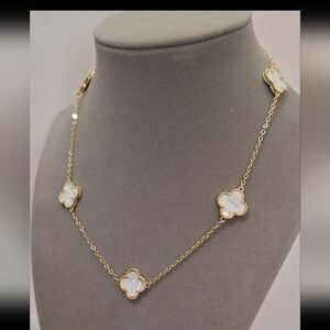Mother pearl clover necklace